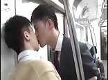 電車の中で男子高校生エッチ