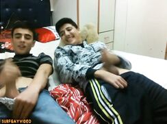 2 ARAB BOYS JERKS OFF