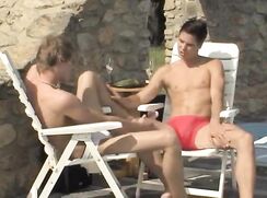 AL BORDO DELLA PISCINA GAY BOYS PORN
