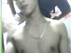 AMIGOS BATENDO PUNHETA NA CAM boys porn