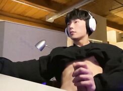 boy with headphones ni