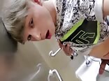 Couple gay porn dans les toilettes d'un aéroport 