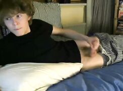 CURLY CUTIE SHOWS HIS PUCKER & WANKS...YUM!