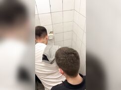 Deutscher Spion in der Toilette (2)