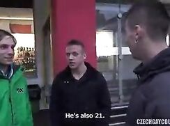 Deux copains hétéros payés pour baiser
