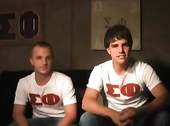 deux copains s'amusent