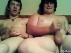 Deux jeunes se branlent et se sucent