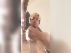 Dnz blondie milks it onto a mirror