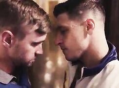 expérience gay de Twink avec 2 jocks musclé porn