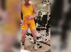 Fag pees singlet