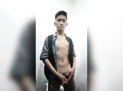 Filipino twink undresses for you