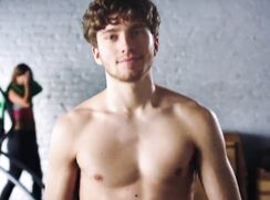 Fit mit aok die app, die dich bewegt. Nice German commercial,