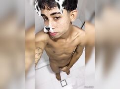 Garoto dotado magrinho exibindo solo
