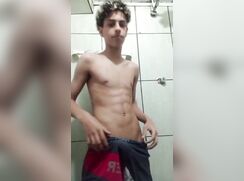 Garoto exibe seu lindo corpo nu