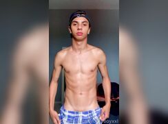 Garoto lindo se exibindo
