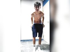 Garoto magro exibisionista