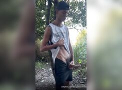 Garotos fazem sexo no bosque