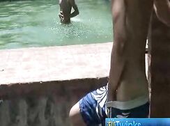 Gay espionne son pote en se masturbant