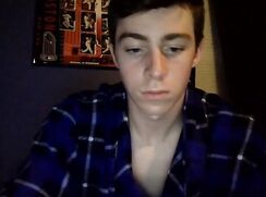 Hung shaved guy wanks