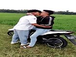 il se fait enculer sur la moto boys porn