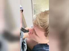 Irmão alimentando seu mano