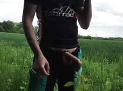 Éjaculation risquée en plein air avec cockring boys porn