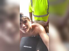 Jeune stagiaire baisé par son vieux patron