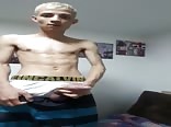 Jovem garoto exibindo seu pênis monstro