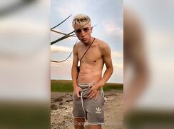 latino super sexi blond boii playing
