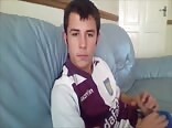 Masturbación en solitario de un futbolista con corrida boys porn