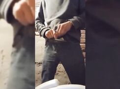 Me masturbo en casa de un amigo