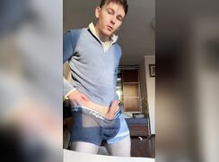 Menino de pau pequeno bate e goza muito na punheta