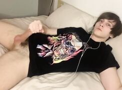 Menino deitado na cama batendo punheta e goza pra seu amigo