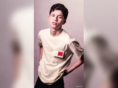 Menino dotado exibindo solo