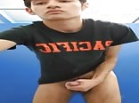 Menino peludo gozando