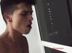 Mi primo me coje sin condom y me hace tragar su leche - Gay Teen Boys
