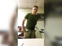 Muscle army soldier cums