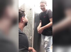 nene en inodoro