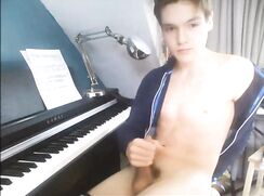 Piano player has a break