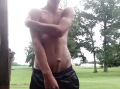 Risky outdoor wank does not go unnoticed
