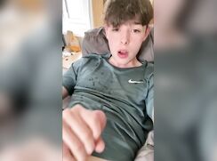 Rubax Video - he sprays his t-shirt