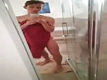 shows his booty