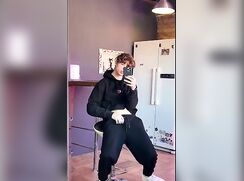 tiktok boy jerk off in sweatpants