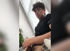 Twink cumming and eating