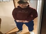 Twink porn stops to jerk off in front of the mirror 