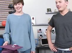 Two teens trade blowjobs
