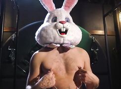 ♥ Un chaud lapin joue avec sa machine ♥