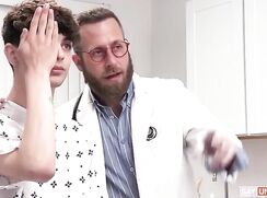 Visite médicale approfondie sur un jeune