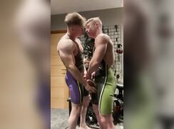 Young bodybuilders ❤️ suck eachother in the gym